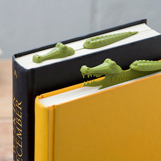 Закладка Crocomark Закладка CrocomarkОбложки для книг, закладки<br>В чём плюсы:<br> Затаившийся крокодил в твоей книге!<br> С такой оригинальной закладкой ты быстро найдешь нужную страницу.<br> Не мнется и не выпадает при открывании книги.<br> Будет поднимать настроение тебе и окружающим.<br>Размер (ВхШхГ): 4 х 12,5 х 1,5 см.<br>Материал: пластик.<br><br>Вес г: 16