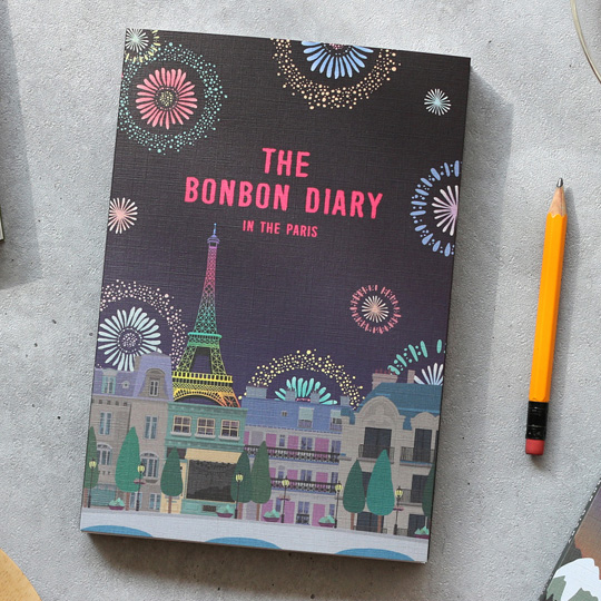 Ежедневник The Bonbon / Paris Ежедневник The Bonbon / ParisНедатированные<br>В чём плюсы:<br> Ежедневник не привязан к датам, поэтому его можно начинать вести в любое время года.<br> Всего 192 страниц.<br> Продуман до мелочей, включает в себя:<br>- карта мира - 2 стр.<br>- план на год 2 стр.<br>- план по месяцам - 24 стр.<br>- план по неделям 120 стр.<br>- страницы для заметок 16 стр.<br>- персональная информация - 1 стр.<br> Страницы с очень удобной для планирования разлиновкой, сделаны из превосходной плотной бумаги.<br> В комплекте прозрачная плотная обложка из ПВХ для защиты ежедневника от ...<br><br>Дизайн: Paris<br>Вес г: 290