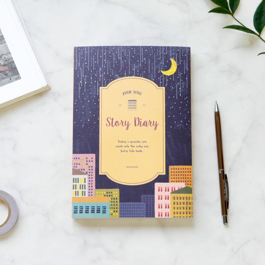 Ежедневник Story Diary / Midnight City Ежедневник Story Diary / Midnight CityНедатированные<br>В чём плюсы:<br> Ежедневник не привязан к датам, поэтому его можно начинать вести в любое время года.<br> Всего 192 страниц.<br> Продуман до мелочей, включает в себя:<br>- план на год 2 стр.<br>- план по месяцам - 24 стр.<br>- план по неделям 120 стр.<br>- страницы для заметок 28 стр. (в клетку и без линовки)<br>- персональная информация - 1 стр.<br> Страницы с очень удобной для планирования разлиновкой, сделаны из превосходной плотной бумаги.<br> В комплекте прозрачная плотная обложка из ПВХ для защиты ежедневника о...<br><br>Дизайн: Midnight City<br>Вес г: 272