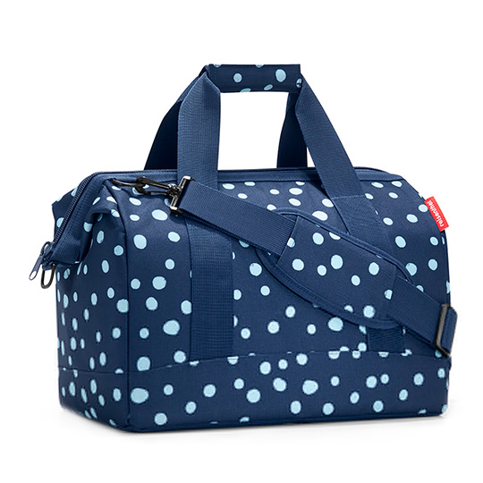 Сумка Allrounder / Spots Navy Сумка Allrounder / Spots NavyСумки и клатчи<br>Невероятно удобная и вместительная сумка для незабываемых путешествий и спортивных будней! С такой красотой ты готов ко всему! <br><br><br>В чём плюсы:<br> Внутрь встроены металлические скобы, фиксирующие сумку в открытом состоянии. <br> Помимо основного отделения, внутри сумки 6 кармашков для организации небольших вещей.<br> Две удобные ручки и ремень регулируемой длины позволяют носить сумку так, как вам удобно.<br> Сделана из лёгкой и прочной ткани. <br> Застегивается на молнию.<br> Объем - 18 литров.<br><br>Размер (Вх...<br><br>Дизайн: Spots Navy<br>Вес г: 867