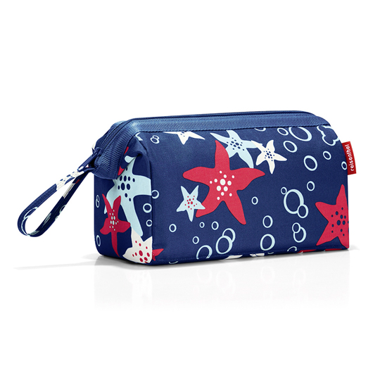Косметичка Travelcosmetic / Aquarius Косметичка Travelcosmetic / AquariusКосметички<br>Выходя из дома, нужно быть готовым ко всему!<br>Компактный и невероятно легкий плащ от дождя не займет много места в сумке или рюкзаке, но спасет тебя в случае непогоды.<br>Дождевик сворачивается внутрь собственного внешнего кармана, застегивается на кнопки подмышками.<br><br><br>В чём плюсы:<br> Сделан из плотной водоотталкивающей ткани.<br> Широкий воротник облегчает надевание дождевика.<br> Застегивается на кнопки подмышками.<br> Яркий принт в полоску не даст загрустить даже в непогоду!<br> Размер - one size.<br><br>Разм...<br><br>Дизайн: Aquarius<br>Вес г: 225
