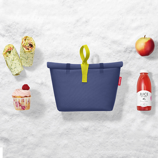 Термосумка Lunchbag / Navy Термосумка Lunchbag / NavyСумки для ланча<br>В чём плюсы:<br> Объем 7 литров.<br> Сумка сохраняет как тепло, так и холод, работая по принципу термоса. Сэндвич дольше остается теплым, а кока-кола - прохладной.<br> Закрывается закручиванием и фиксируется с помощью липучек и петли<br> Одна ручка для переноски.<br> Сделана из прочного водоотталкивающего полиэстера премиум класса.<br><br>Размер: 29 х 33 х 11 см.<br>Материал: полиэстер, алюминиевая фольга.<br><br>Цвет: Navy<br>Вес г: 188