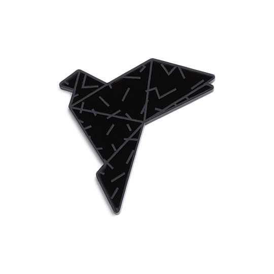 Брошь Origami Black / Bird Брошь Origami Black / BirdБижутерия<br>В чём плюсы:<br> Любимое животное в стильном оригами-варианте.<br> Надёжно крепится на булавку, благодаря чему брошь не крутится вокруг своей оси.<br> Брошка лёгкая, как пёрышко.<br>Размер (ВхШхГ): 3,5 х 3,5 см.<br>Материал: акриловый пластик.<br><br>Дизайн: Bird<br>Вес г: 8