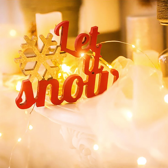 Слова для интерьера Let it snow Ver.2 Слова для интерьера Let it snow Ver.2Ёлочные игрушки и декор<br>Простая, но такая потрясающая идея: объёмные слова для интерьера! Самые яркие эмоции теперь можно потрогать и буквально вручить в руки в качестве подарка.<br><br>В чём плюсы:<br> Можно поставить на стол, полку или же повесить на стену такой декор везде смотрится здорово.<br> Отличный аксессуар для тематической фотосессии.<br> Подходит как для праздника, так и на каждый день.<br><br>Размер: 14,5 х 18,5 х 1,5 см.<br>Материал: фанера, акриловая краска, глиттер.<br><br>Вес г: 73