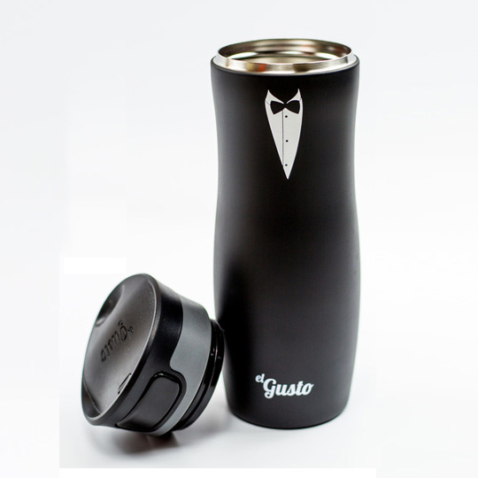 Тамблер Tuxedo 470 мл Тамблер Tuxedo 470 млТамблер<br>В чём плюсы:<br> Объём - 470 мл.<br> Благодаря двойной стенке держит тепло 6 часов, а холод - 12 часов.<br> Не проливаемая и не протекаемая крышка обеспечит сохранность напитка в дороге, в рюкзаке или на прогулке.<br> У тамблера есть специальная кнопка, которая исключает протекание: отверстие для питья открывается при нажатии.<br> Удобно лежит в руке и не выскальзывает, потому что имеет матовое покрытие.<br> Подойдёт для любого напитка: горячего или холодного, бодрого или успокаивающего, прозрачного или цветного...<br><br>Вес г: 325