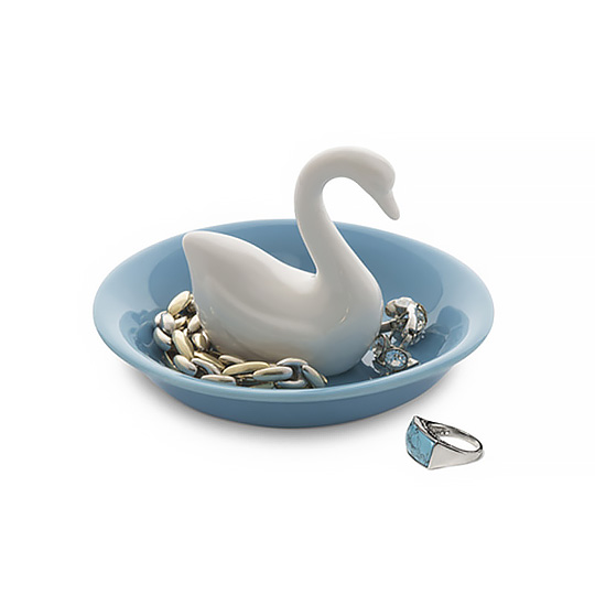 Подставка для колец Swan Подставка для колец SwanДля украшений<br>Изящный лебедь для изящных украшений! Пусть любимые брошки-сережки и бусы-браслеты будут красиво организованы.<br><br><br>В чём плюсы:<br> На изогнутую шею птицы удобно нанизывать кольца, поддон подходит для хранения любых украшений. <br> Всевозможные брошки, кулоны и прочие украшения помассивнее можно сложить в подставку-озеро, где плавает лебедь.<br> Держатель выполнен в виде поддона голубого цвета, напоминающего озеро, и белого лебедя.<br> В качестве материала изготовления использована высококачественная керами...<br><br>Вес г: 149