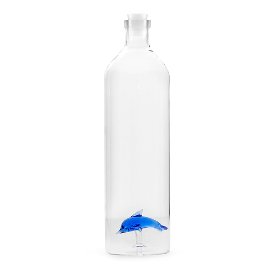 Бутылка для воды 1200 мл Marine Life / Dolphin Бутылка для воды 1200 мл Marine Life / DolphinКувшины, графины, молочники<br>Чистая питьевая вода должна быть в каждом доме! А когда её охраняет Флиппер точно не стоит переживать за ее кристальную чистоту. <br><br>В чём плюсы:<br> Объем 1,2 литра.<br> Оригинальный и неповторимый дизайн.<br> Маленький стеклянный дельфин на дне бутылки точно удивит твоих гостей и обязательно поднимет им настроение!<br> Оптимальный объём для поддержания водного баланса.<br> Бутылку можно использовать для подачи домашних лимонадов.<br> В комплекте силиконовая пробка.<br>Размер: 30 х 8 см.<br>Материал: стекло, си...<br><br>Дизайн: Dolphin<br>Вес г: 494