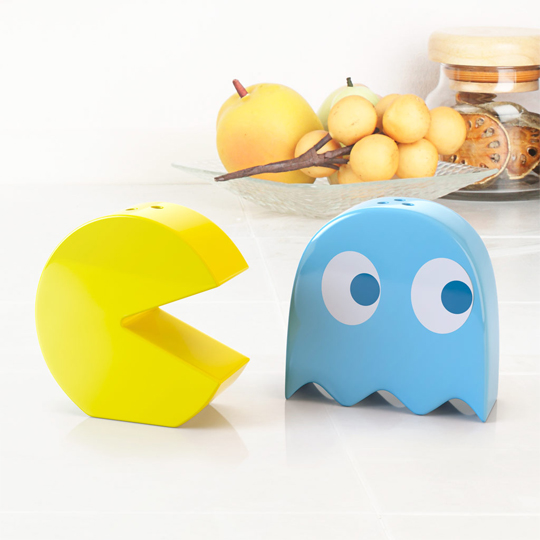 Набор солонка и перечница Pac-Man Набор солонка и перечница Pac-ManСахарницы, солонки, соусники<br>В чём плюсы:<br> Оригинальный дизайн в виде керамических героев знаменитой игры Pac-Man.<br> На дне у них пластиковая пробка, через которую удобно засыпать специи.<br> Изделие изготовлено из качественной керамики и прекрасно лежит в руке.<br> Станут отличным дополнением любой кухни.<br> Подойдут как к повседневному, так и к праздничному столу. <br>Размер: 7,5 x 6,8 x 5,4 см.<br>Материал: керамика.<br><br>Вес г: 214