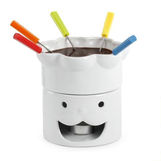 Фондю Mr. Chef Фондю Mr. ChefАксессуары для сервировки<br>В чём плюсы:<br> Объем 600 мл.<br> Креативный дизайн в виде головы жизнерадостного повара с колпаком на голове.<br> В наборе:<br>- керамическая ёмкость <br>- 6 шпажек для фондю<br>- кольцо для вилочек<br> Чтобы приготовить фондю нужно поломать шоколад на маленькие кусочки, положить в миску, добавить сливки (можно поэкспериментировать с добавлением ликера и пряностей, вроде корицы) и нагревать, пока шоколад не растает.<br> В фондю можно обмакивать клубнику, ломтики печенья, кусочки яблока или груши, банана или виног...<br><br>Вес г: 849