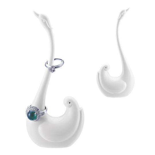 Подставка для колец Swan Подставка для колец SwanПодставки для украшений, шкатулки<br>В чём плюсы:<br>Дизайн в виде белого лебедя.<br> На длинную шею лебедя можно повесить кольца и перстни. <br> Благодаря небольшим размерам, не займёт много места. <br> Стильное и изящное украшение интерьера. <br> Элегантный лебедь может стать отличным подароком для тех, кто коллекционирует фигурки зверушек.<br>Размер (ВхШхГ): 6,5 x 3,2 x 14 см.<br>Материал: меламин.<br><br>Вес г: 98