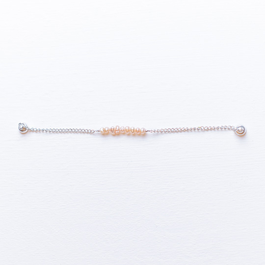 Браслет Pearls / Розовый Браслет Pearls / РозовыйБижутерия<br>В чём плюсы:<br> Браслет с речным жемчугом.<br> Застегивается на удобный магнитный замочек.<br> Изящный браслет подчеркнет женственность руки.<br><br><br><br>Размер (ВхШхГ): <br>Материал: речной жемчуг.<br><br>Цвет: Розовый<br>Вес г: 3