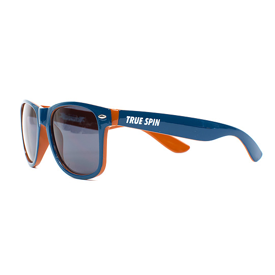 Очки солнцезащитные Truespin Wayfarer - Dark Blue Очки солнцезащитные Truespin Wayfarer - Dark BlueОчки и аксессуары<br>TrueSpin - это классические солнцезащитные очки молодого немецкого бренда, созданные специально для<br>людей, ведущих активный образ жизни. Яркие и удобные, они станут отличными друзьями в солнечный денёк :) <br><br>В чём плюсы:<br> Стильная гранж-оправа и зеркальные линзы отлично защищающие от палящего солнца.<br> Классическое яркое сочетание синего и оранжевого сделает любой образ интереснее.<br> Упакованы в черный чехол.<br>Размер: высота линзы - 5 см, ширина линзы - 5,5 см, длина дужек - 14 см.<br>Материал: пла...<br><br>Вес г: 34