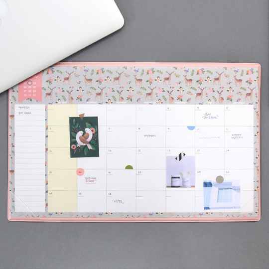 Планинг настольный Mellow Flat / Deer Планинг настольный Mellow Flat / DeerНедатированные<br>В чём плюсы:<br> Всего 12 листов для планирования по месяцам.<br> С левой стороны у каждого листа место для заметок.<br> Листочки легко отрываются при необходимости. <br> Нежный дизайн планинга сделает рабочий процесс приятнее, а оттого и проще!<br> К планингу прилагается прозрачный планшет из ПВХ, который сохранит его в течение всего года. В его внутренних кармашках удобно хранить разные бумажности чеки, записки, заметки или использовать, как коврик для мыши.<br><br>Размер: 24 х 38,5 см.<br>Материал: бумага, ПВХ.<br>...<br><br>Дизайн: Deer<br>Вес г: 341