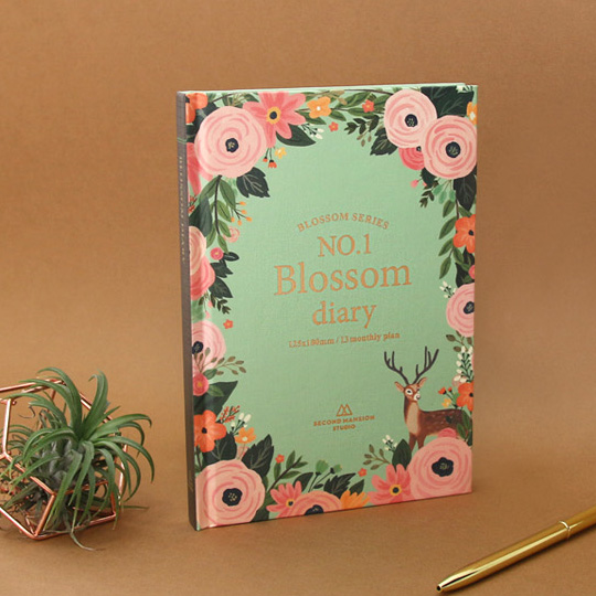 Ежедневник Blossom Diary / Мятный Ежедневник Blossom Diary / МятныйНедатированные<br>В чём плюсы:<br> Ежедневник не привязан к датам, поэтому его можно начинать вести в любое время года.<br> Всего 176 страниц.<br> Продуман до мелочей, включает в себя:<br>- план на год 2 стр.<br>- план по месяцам - 26 стр.<br>- план по неделям 130 стр.<br>- страницы для заметок 12 стр. (6 без линовки и 6 в клетку)<br>- персональная информация - 1 стр.<br> Страницы с очень удобной для планирования разлиновкой, сделаны из превосходной плотной бумаги.<br> Обложка с нежнейшим цветочным принтом.<br><br>Размер (ВхШхГ): 18 х 12,...<br><br>Цвет: Мятный<br>Вес г: 281