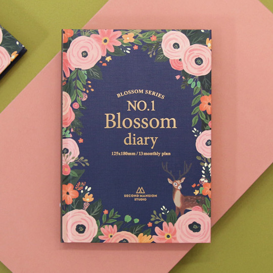 Ежедневник Blossom Diary / Синий Ежедневник Blossom Diary / СинийНедатированные<br>В чём плюсы:<br> Ежедневник не привязан к датам, поэтому его можно начинать вести в любое время года.<br> Всего 176 страниц.<br> Продуман до мелочей, включает в себя:<br>- план на год 2 стр.<br>- план по месяцам - 26 стр.<br>- план по неделям 130 стр.<br>- страницы для заметок 12 стр. (6 без линовки и 6 в клетку)<br>- персональная информация - 1 стр.<br> Страницы с очень удобной для планирования разлиновкой, сделаны из превосходной плотной бумаги.<br> Обложка с нежнейшим цветочным принтом.<br><br>Размер (ВхШхГ): 18 х 12,...<br><br>Цвет: Синий<br>Вес г: 281