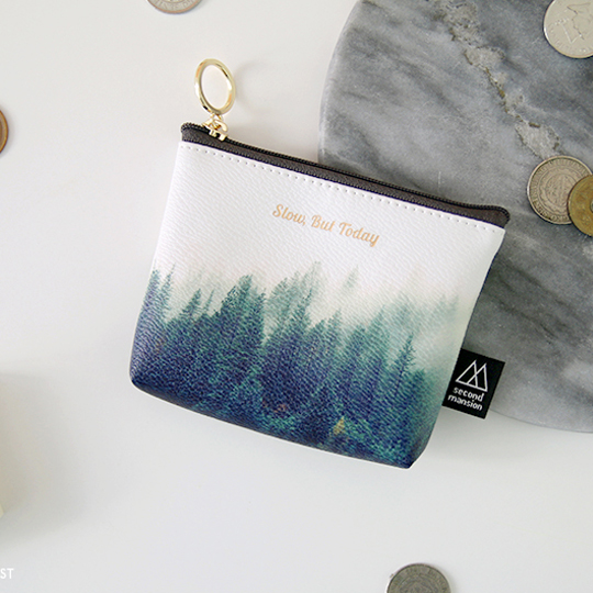 Кошелек But Today Coin / Misty Forest Кошелек But Today Coin / Misty ForestКошельки для мелочи и ключницы<br>В чём плюсы:<br> Внутри одно большое отделение.<br> Компактный и вместительный кошелечек на прочной молнии.<br> Подходит для хранения монет и карточек.<br> Молнию удобно расстегивать благодаря удобному круглому хлястику.<br>Размер (ВхШхГ): 11,5 х 8,5 х 2 см.<br>Материал: искусственная кожа, полиэстер.<br><br>Дизайн: Misty Forest<br>Вес г: 37