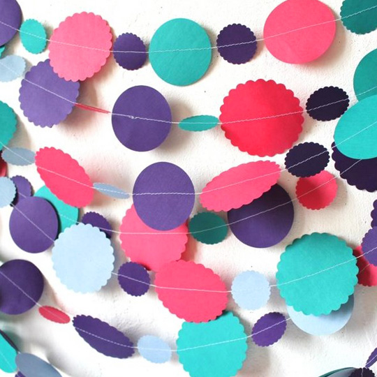 Гирлянда Bright Circles Гирлянда Bright CirclesДекор для праздника<br>Если отмечаешь знаменательное событие, это должно быть по-настоящему ярко, весело и красиво! И без стильной гирлянды здесь не обойтись!<br><br>В чём плюсы:<br> Такой гирляндой можно не только украсить дом к празднику, но и просто поднять себе настроение, повесив в комнате.<br> Отлично подойдет для создания праздничной атмосферы.<br> Станет прекрасным аксессуаром для фотосессии.<br><br>Размер: длина гирлянды 5 м., размер каждого кружка ~ 4 - 7,5 см.<br>Материал: бумага, нитки.<br>
