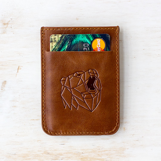 Мини-кошелек Zavtra Wild Nature / Bear Мини-кошелек Zavtra Wild Nature / BearДля карточек, пропусков, визиток и ключей<br>Надоело ходить с толстыми неуклюжими кошельками? Тогда этот вариант специально для тебя! Стиль и функционал - ничего лишнего. Носи с собой только самое необходимое.<br><br>В чём плюсы:<br> Тонкий кошелёк для самого необходимого.<br> С одной стороны кармашек, где поместятся 4-5 пластиковых карт.<br> С другой стороны - держатель под наличные.<br> Между кармашками место для пропуска или еще для 2-3 карточек.<br> Выполнен из натуральной кожи и по периметру прочная прострочка, поэтому прослужит очень долго.<br> Минималис...<br><br>Цвет: Bear<br>Вес г: 22