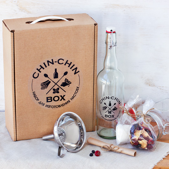 Набор для приготовления настойки Chin-Chin Box / Ягодная Набор для приготовления настойки Chin-Chin Box / Ягодная2000 - 3000 р.<br>Волшебный набор CHIN-CHIN BOX для приготовления Ягодной настойки. <br>Сделайте незабываемый подарок своим близким и себе! Приготовьте настойку для Вашего стола своими руками!<br>Ягодная настойка - это изысканный напиток с выраженным ягодным вкусом. Изысканный напиток своими руками!<br><br> <br>В чём плюсы:<br> В набор входит:<br> - свиток с рецептом и рекомендациями по изготовлению напитка<br> - специи и магические ингредиенты для его изготовления<br> - банка с удобной бугельной крышкой для настаивания<br> - фирменное с...<br><br>Вкус: Ягодная<br>Вес г: 1685