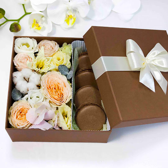 Коробка подарочная с цветами и макарунами Dark Chocolate Коробка подарочная с цветами и макарунами Dark ChocolateЖивые цветы и макаруны<br>font color=fc6716ВНИМАНИЕ! <br>Набор доставляется только по Москве (в пределах МКАД) срочной доставкой на следующий рабочий день. Стоимость доставки - 390 рублей.font<br>Если вы хотите организовать доставку цветов в большом количестве к определенной дате, пожалуйста напишите на mailto:hello@pichshop.ruhello@pichshop.ru, чтобы мы смогли гарантированно обеспечить их наличие.<br><br>В чём плюсы:<br> В наборе чудесные живые цветы и сладкий десерт. <br> Макаруны со вкусом шоколада.<br> Цветы находятся в специальной фл...<br>