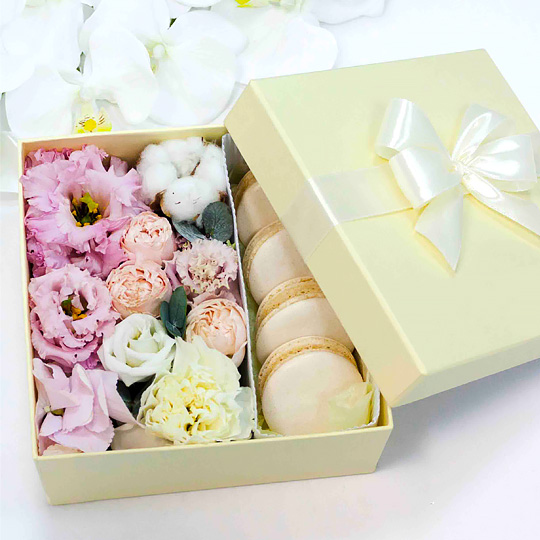 Коробка подарочная с цветами и макарунами White Chocolate Коробка подарочная с цветами и макарунами White ChocolateЖивые цветы и макаруны<br>font color=fc6716ВНИМАНИЕ! <br>Набор доставляется только по Москве (в пределах МКАД) срочной доставкой. Стоимость доставки - 390 рублей.font<br>Если вы хотите организовать доставку цветов в большом количестве к определенной дате, пожалуйста напишите на mailto:hello@pichshop.ruhello@pichshop.ru, чтобы мы смогли гарантированно обеспечить их наличие.<br><br>В чём плюсы:<br> В наборе чудесные живые цветы и сладкий десерт. <br> Макаруны со вкусом ванили.<br> Цветы находятся в специальной флористической губке с влагой,...<br>