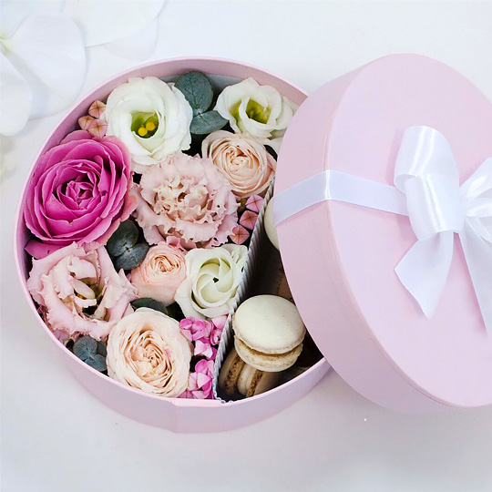 Коробка подарочная с цветами и макарунами Pink Коробка подарочная с цветами и макарунами PinkЖивые цветы и макаруны<br>font color=fc6716ВНИМАНИЕ! <br>Набор доставляется только по Москве (в пределах МКАД) срочной доставкой на следующий рабочий день. Стоимость доставки - 390 рублей.font<br>Если вы хотите организовать доставку цветов в большом количестве к определенной дате, пожалуйста напишите на mailto:hello@pichshop.ruhello@pichshop.ru, чтобы мы смогли гарантированно обеспечить их наличие.<br><br>В чём плюсы:<br> В наборе чудесные живые цветы и сладкий десерт. <br> Ассорти макарун из 7 штук. возможные вкусы: лимон, кокос, клубн...<br>
