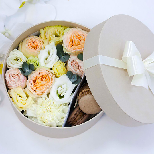 Коробка подарочная с цветами и макарунами Beige Коробка подарочная с цветами и макарунами BeigeЖивые цветы и макаруны<br>font color=fc6716ВНИМАНИЕ! <br>Набор доставляется только по Москве (в пределах МКАД) срочной доставкой. Стоимость доставки - 390 рублей.font<br>Если вы хотите организовать доставку цветов в большом количестве к определенной дате, пожалуйста напишите на mailto:hello@pichshop.ruhello@pichshop.ru, чтобы мы смогли гарантированно обеспечить их наличие.<br><br>В чём плюсы:<br> В наборе чудесные живые цветы и сладкий десерт. <br> Ассорти макарун из 7 штук. возможные вкусы: лимон, кокос, клубника, карамель-банан и мара...<br>