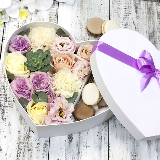 Коробка подарочная с цветами и макарунами Purple Heart Коробка подарочная с цветами и макарунами Purple HeartЖивые цветы и макаруны<br>font color=fc6716ВНИМАНИЕ! <br>Набор доставляется только по Москве (в пределах МКАД) срочной доставкой на следующий рабочий день. Стоимость доставки - 390 рублей.font<br>Если вы хотите организовать доставку цветов в большом количестве к определенной дате, пожалуйста напишите на mailto:hello@pichshop.ruhello@pichshop.ru, чтобы мы смогли гарантированно обеспечить их наличие.<br><br>В чём плюсы:<br> В наборе чудесные живые цветы и сладкий десерт. <br> Ассорти макарун из 9 штук. возможные вкусы: лимон, кокос, клубн...<br>