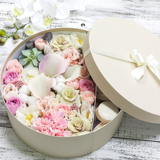 Коробка подарочная с цветами и макарунами Sophistication Коробка подарочная с цветами и макарунами SophisticationЖивые цветы и макаруны<br>font color=fc6716ВНИМАНИЕ! <br>Набор доставляется только по Москве (в пределах МКАД) срочной доставкой. Стоимость доставки - 390 рублей.font<br>Если вы хотите организовать доставку цветов в большом количестве к определенной дате, пожалуйста напишите на mailto:hello@pichshop.ruhello@pichshop.ru, чтобы мы смогли гарантированно обеспечить их наличие.<br><br>В чём плюсы:<br> В наборе чудесные живые цветы и сладкий десерт. <br> Ассорти макарун из 12 штук. возможные вкусы: лимон, кокос, клубника, карамель-банан и мар...<br>