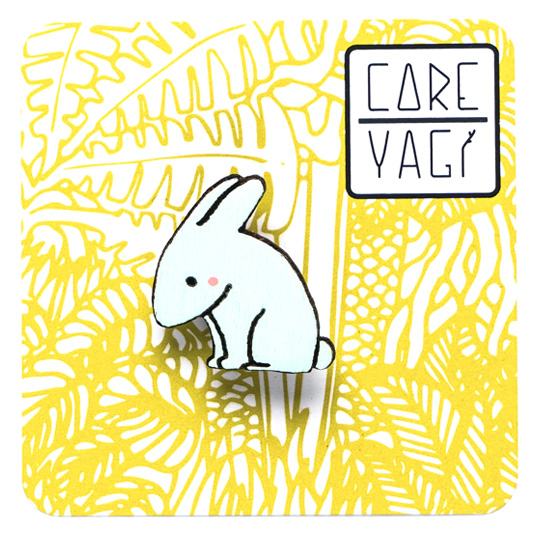 Брошь White rabbit Брошь White rabbitБижутерия<br>В чём плюсы:<br> Небольшая брошка, которая весело дополнит повседневный образ.<br> Каждая брошь делается вручную, а значит может немного отличаться от фото.<br> Крепится с помощью надежной металлической застежки.<br> Брошка приятная на ощупь, ведь сделана из качественного дерева. <br> Можно приколоть на свитер, кофту, шапку, шарф, сумку или пенал.<br><br><br><br> <br>Материал: сосна, эмаль, металл.<br><br>Вес г: 3