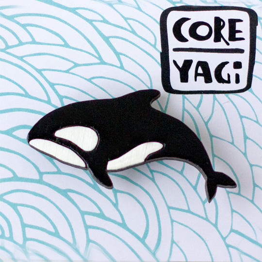 Брошь Whale Брошь WhaleБижутерия<br>В чём плюсы:<br> Небольшая брошка, которая весело дополнит повседневный образ. <br> Каждая брошь делается вручную, а значит может немного отличаться от фото. <br> Крепится с помощью надежной металлической застежки. <br> Брошка приятная на ощупь, ведь сделана из качественного дерева. <br> Можно приколоть на свитер, кофту, шапку, шарф, сумку или пенал.<br><br>Материал: сосна, эмаль, металл.<br><br>Вес г: 4