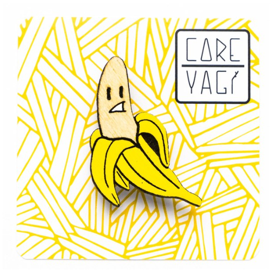 Брошь Banana Брошь BananaБижутерия<br>В чём плюсы:<br> Небольшая брошка, которая весело дополнит повседневный образ.<br> Каждая брошь делается вручную, а значит может немного отличаться от фото.<br> Крепится с помощью надежной металлической застежки.<br> Брошка приятная на ощупь, ведь сделана из качественного дерева. <br> Можно приколоть на свитер, кофту, шапку, шарф, сумку или пенал.<br><br>Размер (ВхШхГ): 5 х 2,5 см.<br>Материал: сосна, эмаль, металл, ткань.<br><br>Вес г: 3