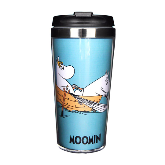 Тамблер Moomin Boat 450 мл Тамблер Moomin Boat 450 млТамблеры, термосы, бутылки<br>В чём плюсы:<br> Объём - 450 мл.<br> Двойные стенки из металла и пластика позволяют напитку как можно дольше оставаться теплым.<br> Подходит как для горячего кофе, так и для холодных соков и смузи.<br> Обрати внимание: тамблер нельзя мыть в посудомоечной машине и ставить в микроволновую печь.<br> Используя свой тамблер в кофейне вместо одноразового стаканчика, ты экономишь ресурсы нашей планеты!<br><br>Размер (ВхШхГ): 17,5 х 8,3 см.<br>Материал: нержавеющая сталь, пластик.<br><br>Вес г: 229