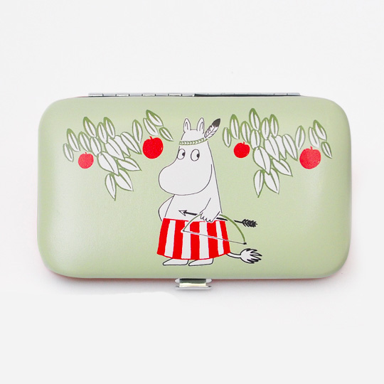 Маникюрный набор Moomin / Forest Маникюрный набор Moomin / ForestКосметички<br>В чём плюсы:<br> В наборе:<br>- пилочка для ногтей<br>- пинцет<br>- лопатка для кутикулы<br>- кусачки для кутикулы<br>- маникюрные ножницы<br>- книпсер<br> На обеих сторонах чехла ты найдешь разные милые рисунки с муми-троллем. <br> Закрывается защелкой. <br> Каждый предмет внутри чехла имеет специальную петельку и закреплен к ней.<br> Удобный набор, который можно использовать и дома, и в поездках.<br> Невероятно симпатичный и уж точно полезный подарок для мамы, подруги, сестры в общем, для любой девушки!<br> Упакован в сим...<br><br>Дизайн: Forest<br>Вес г: 125