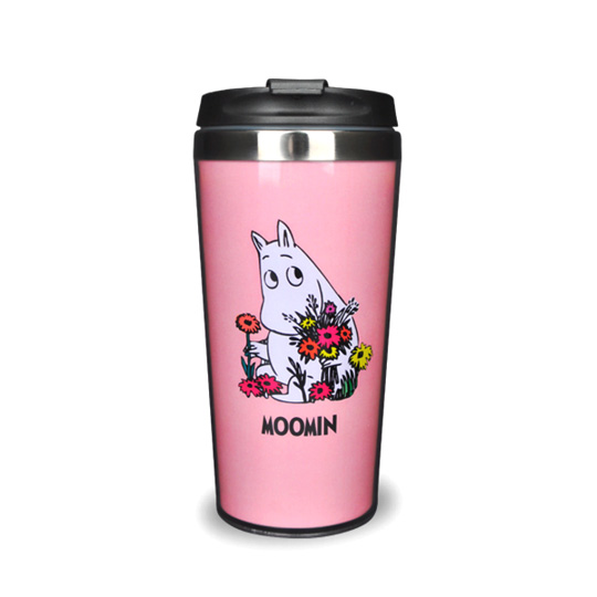 Тамблер Hello Moomin 450 мл / Bouquet Тамблер Hello Moomin 450 мл / BouquetТамблеры, термосы, бутылки<br>В чём плюсы:<br> Объём - 450 мл.<br> Двойные стенки из металла и пластика позволяют напитку как можно дольше оставаться теплым.<br> Подходит как для горячего кофе, так и для холодных соков и смузи.<br> Обрати внимание: тамблер нельзя мыть в посудомоечной машине и ставить в микроволновую печь.<br> Используя свой тамблер в кофейне вместо одноразового стаканчика, ты экономишь ресурсы нашей планеты!<br>Размер (ВхШхГ): 17,5 х 8,3 см.<br>Материал: нержавеющая сталь, пластик.<br><br>Дизайн: Bouquet<br>Вес г: 244