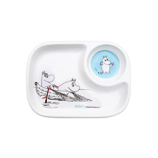 Тарелка Moomin / Fishing Тарелка Moomin / FishingТарелки, пиалы, миски<br>В чём плюсы:<br> Глубокая тарелка с бортиками.<br> Отдельная емкость для джема, меда или орешков.<br> Можно использовать в микроволновой печи и посудомоечной машине.<br> Забавный рисунок не только порадует детей за завтраком, но и поднимет настроение взрослым!<br> После еды по картинке на тарелке можно сочинять истории о приключении Муми-троллей.<br> В небольшую емкость как раз помещается https:www.pichshop.ruproduct387360krujka-moomin-raznyie-dizaynyi-bouquet чашечка в том же стиле.<br>Размер (ВхШхГ): 25,7 х 18,...<br><br>Дизайн: Fishing<br>Вес г: 792