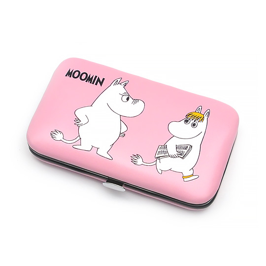 Маникюрный набор Moomin / Couple Маникюрный набор Moomin / CoupleСкоро!<br>В чём плюсы:<br> В наборе:<br>- пилочка для ногтей<br>- пинцет<br>- лопатка для кутикулы<br>- кусачки для кутикулы<br>- маникюрные ножницы<br>- книпсер<br> На обеих сторонах чехла ты найдешь разные милые рисунки с муми-троллем. <br> Закрывается защелкой. <br> Каждый предмет внутри чехла имеет специальную петельку и закреплен к ней.<br> Удобный набор, который можно использовать и дома, и в поездках.<br> Невероятно симпатичный и уж точно полезный подарок для мамы, подруги, сестры в общем, для любой девушки!<br> Упакован в сим...<br><br>Дизайн: Couple<br>Вес г: 124