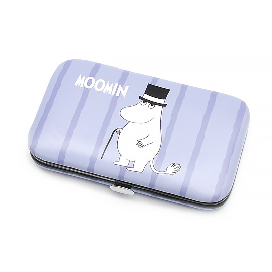Маникюрный набор Moomin / Moomin Papa Маникюрный набор Moomin / Moomin PapaСкоро!<br>В чём плюсы:<br> В наборе:<br>- пилочка для ногтей<br>- пинцет<br>- лопатка для кутикулы<br>- кусачки для кутикулы<br>- маникюрные ножницы<br>- книпсер<br> На обеих сторонах чехла ты найдешь разные милые рисунки с муми-троллем. <br> Закрывается защелкой. <br> Каждый предмет внутри чехла имеет специальную петельку и закреплен к ней.<br> Удобный набор, который можно использовать и дома, и в поездках.<br> Невероятно симпатичный и уж точно полезный подарок для мамы, подруги, сестры в общем, для любой девушки!<br> Упакован в сим...<br><br>Дизайн: Moomin Papa<br>Вес г: 123