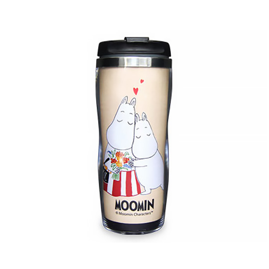 Тамблер Moomin Life, 350 мл / Love Тамблер Moomin Life, 350 мл / LoveДетская посуда<br>В чём плюсы:<br> Объём - 350 мл. <br> Подходит как для горячего кофе, так и для холодных соков и смузи. <br> Будет поддерживать температуру напитка от 30 минут до 1 часа.<br> Благодаря силиконовому ободку крышечка закрывается плотно, так что шанс вылить на себя стакан кофе сводится к нулю.<br> Сделан из безопасных нетоксичных материалов.<br> Обрати внимание: тамблер нельзя мыть в посудомоечной машине и ставить в микроволновую печь. <br> Упакован в симпатичную коробочку с муми-троллем. <br> Используя свой тамблер в к...<br><br>Дизайн: Love<br>Вес г: 251