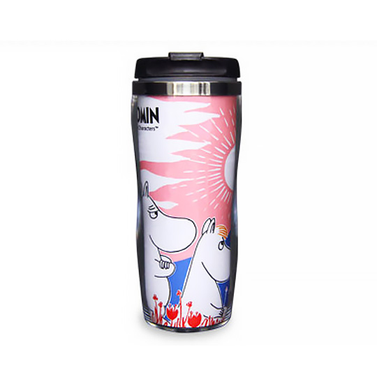 Тамблер Moomin Life, 350 мл / Sunset Тамблер Moomin Life, 350 мл / SunsetДетская посуда<br>В чём плюсы:<br> Объём - 350 мл. <br> Подходит как для горячего кофе, так и для холодных соков и смузи. <br> Будет поддерживать температуру напитка от 30 минут до 1 часа.<br> Благодаря силиконовому ободку крышечка закрывается плотно, так что шанс вылить на себя стакан кофе сводится к нулю.<br> Сделан из безопасных нетоксичных материалов.<br> Обрати внимание: тамблер нельзя мыть в посудомоечной машине и ставить в микроволновую печь. <br> Упакован в симпатичную коробочку с муми-троллем. <br> Используя свой тамблер в к...<br><br>Дизайн: Sunset<br>Вес г: 252