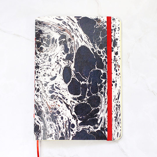 Блокнот Marbling / Black Блокнот Marbling / BlackНелинованные<br>В чём плюсы:<br> В блокноте 60 листов цвета слоновой кости.<br> Формат блокнота - А5 (14,8 х 21 см).<br> Все страницы без линовки, поэтому в блокноте можно всё: рисовать, писать заметки, строить схемы и диаграммы.<br> Удобная резиночка не позволит выпасть ни одному листочку, а благодаря контрастной закладке ты всегда сможешь найти то место, где остановился.<br> Яркая плотная обложка скрасит серые будни и поднимет настроение.<br> Блокнот с особой заботой собран вручную.<br><br><br>Размер (ВхШхГ): 14,8 х 21 см.<br>Материа...<br><br>Цвет: Black<br>Вес г: 178