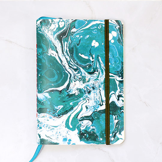 Блокнот Marbling / Aquamarine Блокнот Marbling / AquamarineНелинованные<br>В чём плюсы:<br> В блокноте 60 листов цвета слоновой кости.<br> Формат блокнота - А5 (14,8 х 21 см).<br> Все страницы без линовки, поэтому в блокноте можно всё: рисовать, писать заметки, строить схемы и диаграммы.<br> Удобная резиночка не позволит выпасть ни одному листочку, а благодаря контрастной закладке ты всегда сможешь найти то место, где остановился.<br> Яркая плотная обложка скрасит серые будни и поднимет настроение.<br> Блокнот с особой заботой собран вручную.<br><br><br>Размер (ВхШхГ): 14,8 х 21 см.<br>Материа...<br><br>Цвет: Aquamarine<br>Вес г: 179