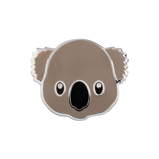 Брошь Koala Брошь KoalaБижутерия<br>Российский бренд Pinup, создавая коллекцию Emoji, вдохновлялся знаменитыми смайлами из библиотеки iOS. Такой значок станет приятным дополнением к любому образу или аксессуару.<br> <br>В чём плюсы:<br> Небольшая брошка, которая весело дополнит повседневный образ.<br> Крепится с помощью надежной металлической застежки. <br> Можно приколоть на свитер, кофту, шапку, шарф, сумку или пенал.<br><br><br><br> Размер (ВхШхГ): 2 х 2 см.<br>Материал: металл.<br><br>Вес г: 8
