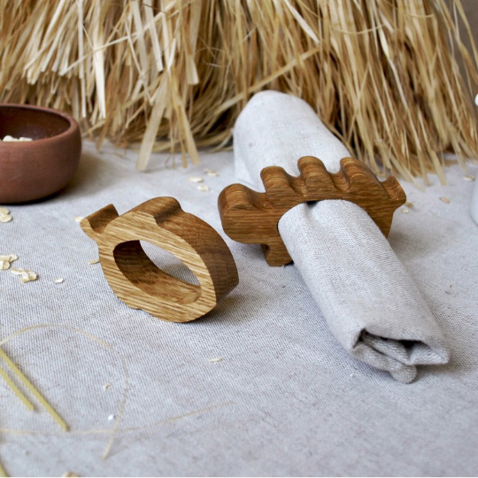Кольца сервировочные Oak, набор 4 шт. Кольца сервировочные Oak, набор 4 шт.Сервировка стола<br>Сервировочные кольца помогут не только красиво оформить торжественный ужин, но и создать веселую атмосферу за столом, подняв настроение всем гостям. <br>В чём плюсы:<br> В наборе 4 кольца.<br> Сделана вручную из качественного дерева.<br> Станут оригинальной деталью при сервировке стола.<br> Пропитка из натуральных масел поможет сохранить изделие как можно дольше.<br> Рисунок древесины на каждом изделии индивидуален (товар может отличаться от изображения на фото).<br> Рекомендуется мыть вручную.<br><br>Размер (ВхШхГ): ...<br><br>Вес г: 95