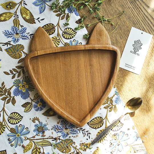 Тарелка деревянная Wooden / Лисичка Тарелка деревянная Wooden / ЛисичкаТарелки, пиалы, миски<br>Пить чай на диване с бутербродами станет гораздо удобнее для тебя и безопаснее для дивана! Такой очаровательный элемент сервировки не помешает ни одному столу :)<br><br><br>В чём плюсы:<br> Сделана вручную из качественного дерева.<br> Гладкая поверхность подноса обеспечит плотное прилегание к поверхности стола.<br> Станет оригинальной деталью при сервировке стола.<br> Пропитка из натуральных масел поможет сохранить тарелочку как можно дольше.<br> Рисунок древесины на каждом изделии индивидуален (товар может немного ...<br><br>Дизайн: Лисичка<br>Вес г: 201