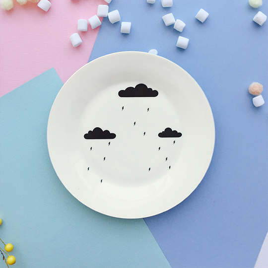 Тарелка фарфоровая Storm Cloud Тарелка фарфоровая Storm CloudТарелки, пиалы, миски<br>В чём плюсы:<br> Забавный принт добавит оригинальности сервировке стола.<br> Тарелка изготовлена из прочного фарфора.<br> Можно нагревать в микроволновой печи и мыть в посудомоечной машине.<br><br>Размер (ВхШхГ): диаметр - 20 см.<br>Материал: фарфор.<br><br>Вес г: 386