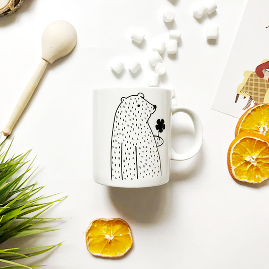 Кружка Flower Bear Кружка Flower BearЧашки, кружки<br>Ни один любитель чая не сможет устоять перед этой чудесной чашкой! С ней каждое утро будет бодрым, а настроение - прекрасным. <br><br><br>В чём плюсы:<br> Объем кружки - 250 мл.<br> Сделана из прочного костяного фарфора. <br> Можно мыть в посудомоечной машине и использовать в микроволновой печи. <br> Удобная форма и ручка. <br><br><br>Материал: фарфор.<br><br>Вес г: 265