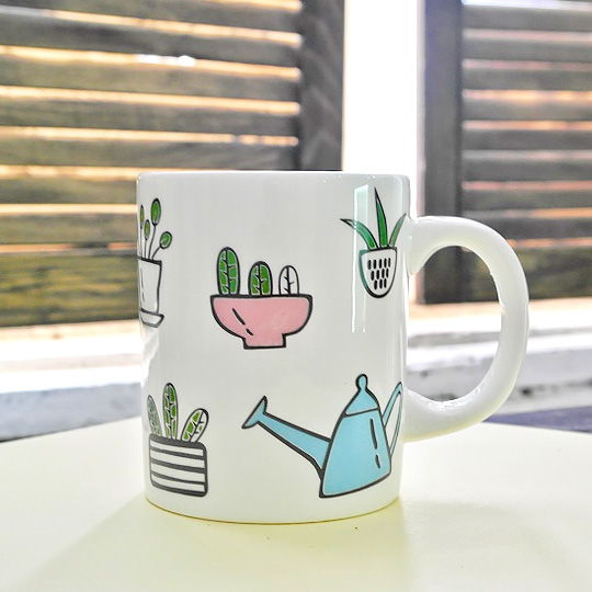 Кружка Home Garden Кружка Home GardenЧашки, кружки<br>Ни один любитель чая не сможет устоять перед этой очаровательной чашечкой! С ней каждое утро будет бодрым, а настроение в течении всего дня - прекрасным. <br><br><br>В чём плюсы:<br> Объем кружки - 300 мл.<br> Сделана из прочного костяного фарфора. <br> Можно мыть в посудомоечной машине<br> Подходит для микроволновой печи. <br> Удобная форма и ручка. <br><br>Размер: диаметр донышка - 7,5 см; высота - 9 см.<br>Материал: фарфор.<br><br>Вес г: 300