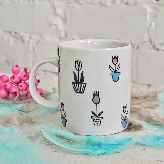 Кружка Tulips Кружка TulipsЧашки, кружки<br>Ни один любитель чая не сможет устоять перед этой очаровательной чашечкой! С ней каждое утро будет бодрым, а настроение в течении всего дня - прекрасным. <br><br><br>В чём плюсы:<br> Объем кружки - 300 мл.<br> Сделана из прочного костяного фарфора. <br> Можно мыть в посудомоечной машине<br> Подходит для микроволновой печи. <br> Удобная форма и ручка. <br><br>Размер: диаметр донышка - 7,5 см; высота - 9 см.<br>Материал: фарфор.<br><br>Вес г: 325
