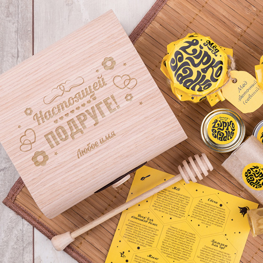 Набор меда For Friend Набор меда For FriendИменной подарок<br>Это настоящий ларец сокровищ! Дополни сладкие пожелания и медовые комплименты своей подруге вот таким шикарным подарком - его она оценит по достоинству. Чего тут только нет! Всё для пользы и красоты. А главное, на саму коробку ты можешь нанести любое имя и поздравление, чтобы сделать сюрприз персональным и впечатляющим. Не просто памятный, но и полезный подарок.<br>В чём плюсы:<br> Сделать персональный подарочный набор очень легко - тебе нужно вписать имя получателя в специальное поле выше и оформить зак...<br><br>Вес г: 1030